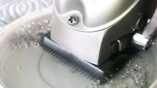 Limpando as lâminas da máquina com ÁLCOOL ISOPROPÍLICO.
