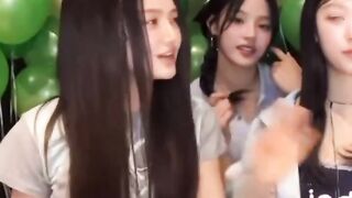 Her straight hair looks great from that angle  #뉴진스 #NewJeans #다니엘 #Danielle #ダニエル