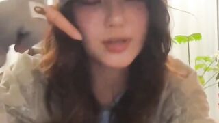 Hyein’s being a little too hyper today  I love her when Hyein’s hyper tho She actually reminds me a lot of picture her face ….