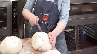 Life as a 19yr old bakery owner who works solo! & a sourdough starter tutorial