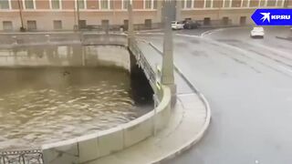 The moment the bus fell into the river in Saint-Petersburg