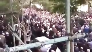 صدر رئیسی اور ان کے وفد کے انتقال پر سوگ منانے کے لیے سڑکوں پر نکل آئے۔