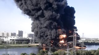 Oil is burning right in the river (the Moscow River is burning)