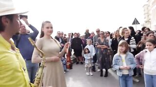 Même les gens sur le balcon ont été stupéfaits | Calme-toi - Rema | Karolina Protsenko & Daniele Vitale Sax