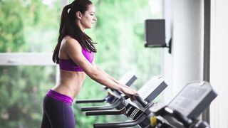 Femme en salle de sport