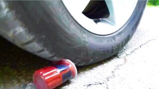 Esmagando coisas crocantes e macias de carro! CARRO EXPERIMENTAL vs Stretch Armstrong 2