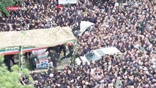 ایران کے شہر تبریز میں جنازے میں شریک عوامی جمع غفیر