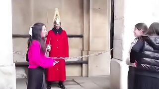 Armed police officer shuts down tourists heckling King's Guard