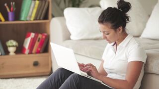 Femme travaillant sur ordinateur