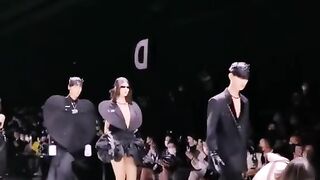 Is this for real_ ???? was it the dress_ ???? #fashionshow #fails #viralfashion #fashion #modelling #fyp