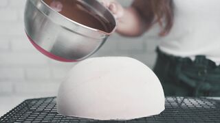 The Art of Pouring Chocolate: Transforming Desserts into Masterpieces 2