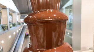 The Art of Pouring Chocolate: Transforming Desserts into Masterpieces 3