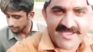ایک سندھی آدمی انگریزی بولتے ہوئے ????????