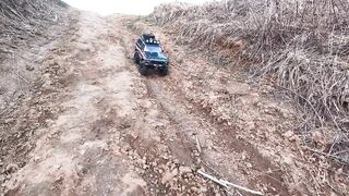 Traxxas_TRX-4_Ford_Bronco_and_Defender_long_muddy_trail
