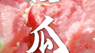 Take a bite of cool watermelon in the scorching summer. The red flesh is sweet and the yellow flesh is fragrant.