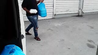 Joan regala comida