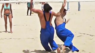 Volleyball Cleaners shock people at Miami Beach ????️ #volleyball #prank #cleaner