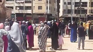 لحظات سقوط عمارة في حي بوركون العنق الدار البيضاء