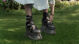 Ella Purnell (as Emma), foot shots (Miss Peregrine's Home for Peculiar Children).