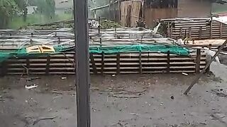 Buat kalian yang selalu TAKUT dengan air hujan masuk ke kolam, tonton video ini