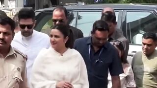Parineeti With Hubby Raghav at Siddhivinayak! #parineetichopra #shorts #short #trending #viral #bollywood #shortvideo