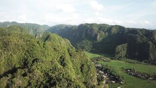 Background Video Pemandangan Indah Pegunungan Karst - No Copyright.