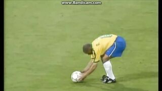 Roberto Carlos amazing free kick for Brazil 2