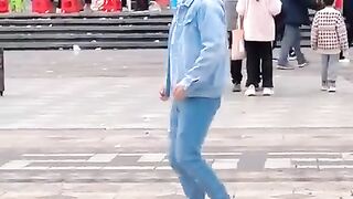 Dancing_robot_or_a_human__#shorts_#dancer_#ello_#dance_#edm(480p).