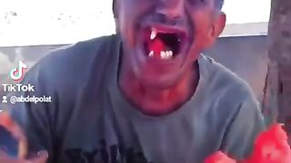 L3zawi eating water Mellon morocco