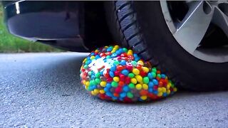 Esmagando coisas crocantes e macias de carro! EXPERIMENT CAR vs lápis de madeira 2