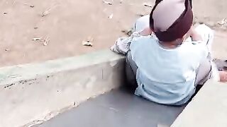 Anak lucu bermain di sekolah