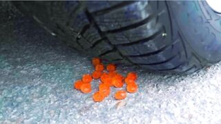 Esmagando coisas crocantes e macias de carro! CARRO EXPERIMENTAL vs BOLA M&M