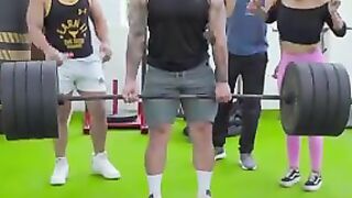 Conserje derroto a tres musculosos