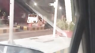 یہ کراچی ٹول پہ فیملی کے ساتھ بدتمیزی کرتے ہوئے