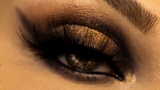 "Eye-catching Elegance: Unveiling the Perfect Makeup Look"