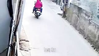 DETIK DETIK MOBIL MENABRAK GEROBAK