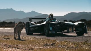 Drag-Race-Formule-E-Car-Vs-Cheetah