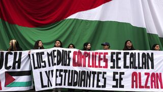 Chilean students demonstrate in support of Palestinian people