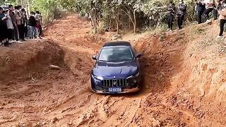Mercedes v Range Rover v Maserati v Toyota OFF-ROAD (4x4) BATTLE!