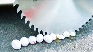 Esmagando coisas crocantes! EXPERIMENTE Carro vs Bola de Futebol, Coca Cola, Fanta, Orvalho, Balão