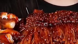 Mukbang Asmr Gurita Spicy black , Jamur Enoki Pedas #mukbang #gurita #china #jamur #febspot #videofebspot #reels #makan #cantik #viral