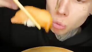 how people eat sushi in different countries ????