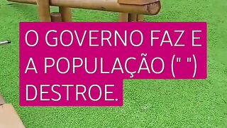 O. Governo faz e a população " " destroe
