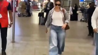 Kareena Kapoor Snapped at Airport #kareenakapoor #short #youtubeshort #shorts #trending #viral #shortvideo