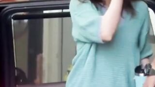 Kriti Sanon Looks Cool Casuals As She Gets Snapped In The City! #kritisanon #shorts #short #trending #viral #bollywood #shortvideo