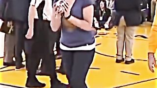 Steph Curry Helps a Fan Win $5,000 ????‍???????? #shorts