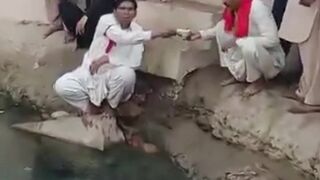 درگاہوں ???? کے زائرین سے زیادہ وہاں کے بھکاری ذہین ہوتے ہیں