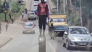شاهد هذا الشاب ماذا يفعل