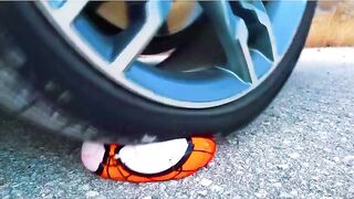 Esmagando coisas crocantes e macias de carro! CARRO EXPERIMENTAL VS Ovos Kinder 2