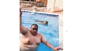 Effrayant ! Homme Masqué dans la Piscine !"